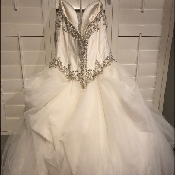 ALLURE BRIDAL WEDDING DRESS - Picture 3 of 7